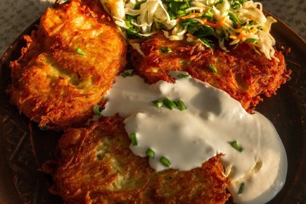 Уютные картофельные оладьи с морковью и зелёным луком в домашнем исполнении