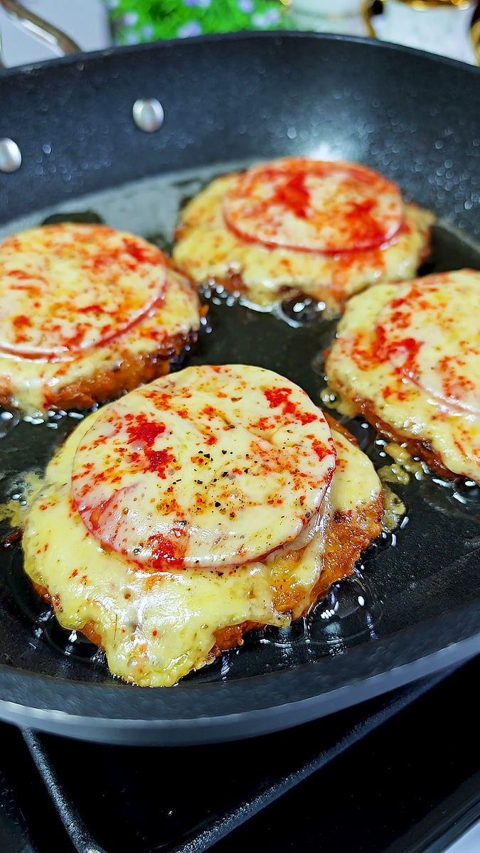 Необычный перекус: картофельные котлетки с сыром и помидорами