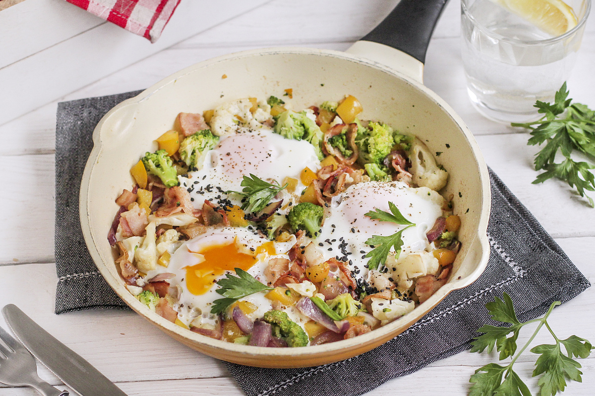 Солнечное утро: яичница с беконом и овощами на завтрак