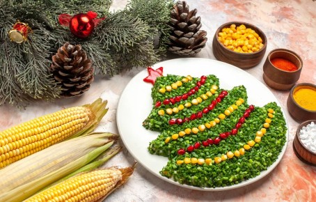 Кулинарные идеи для Нового года: легкие и доступные салаты