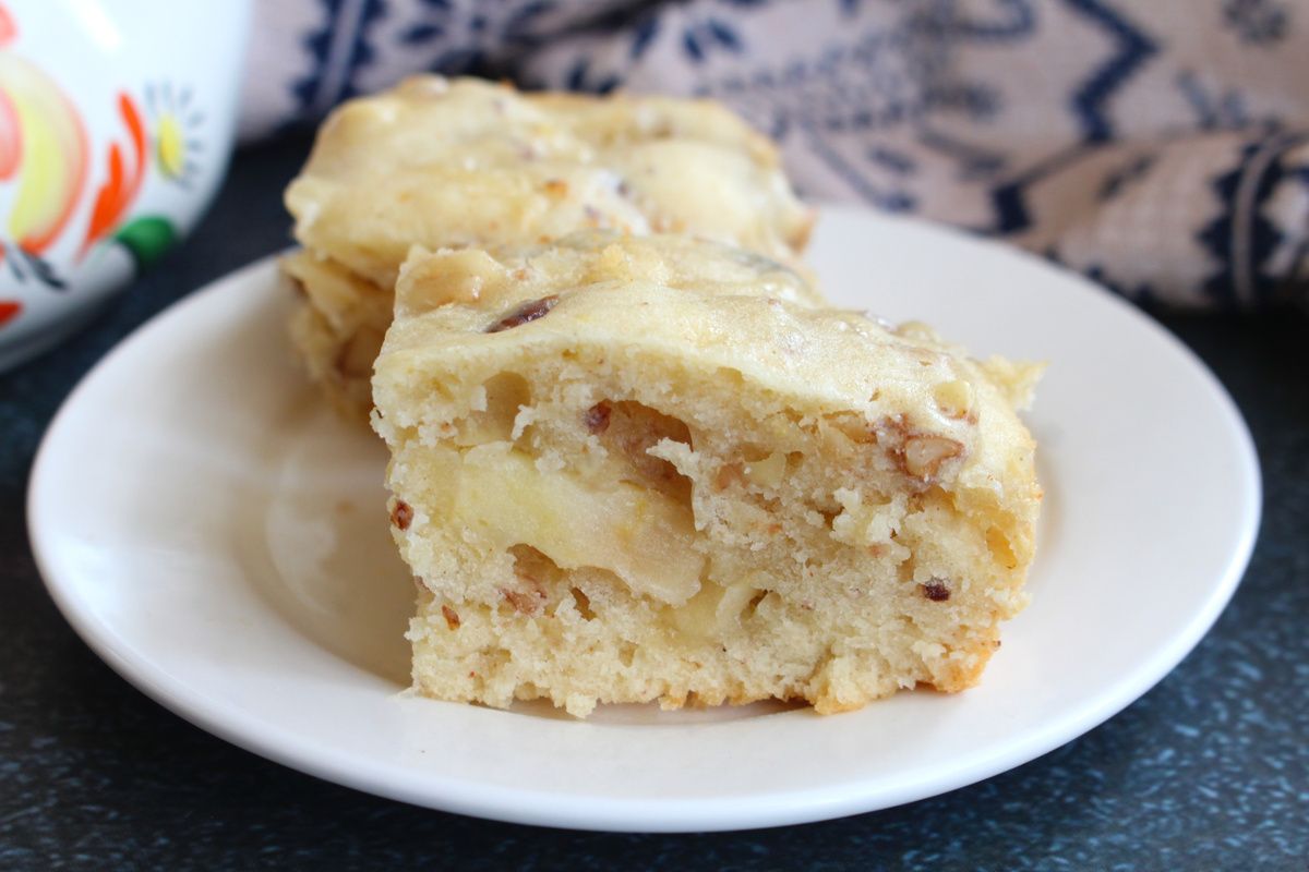 Необычный яблочный пирог с медом и орехами: новый взгляд на классический десерт