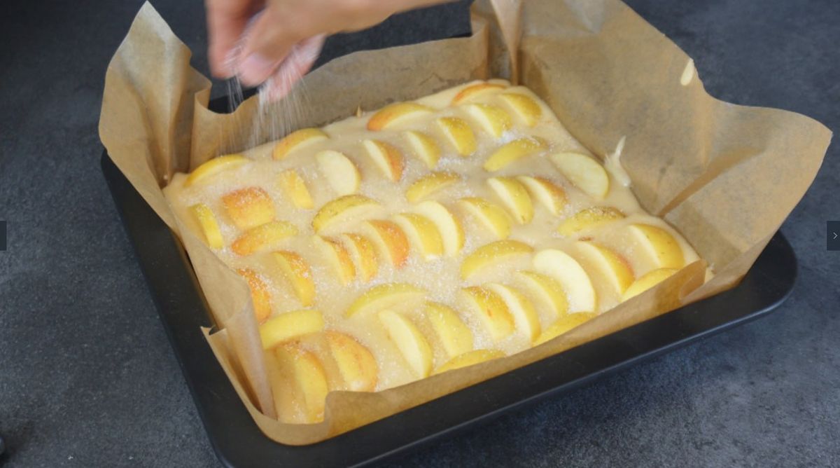 Проще не бывает: идеальная шарлотка без весов и взбивания