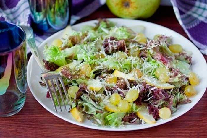 Салат «Фьюжн» с виноградом, грушей и пармезаном