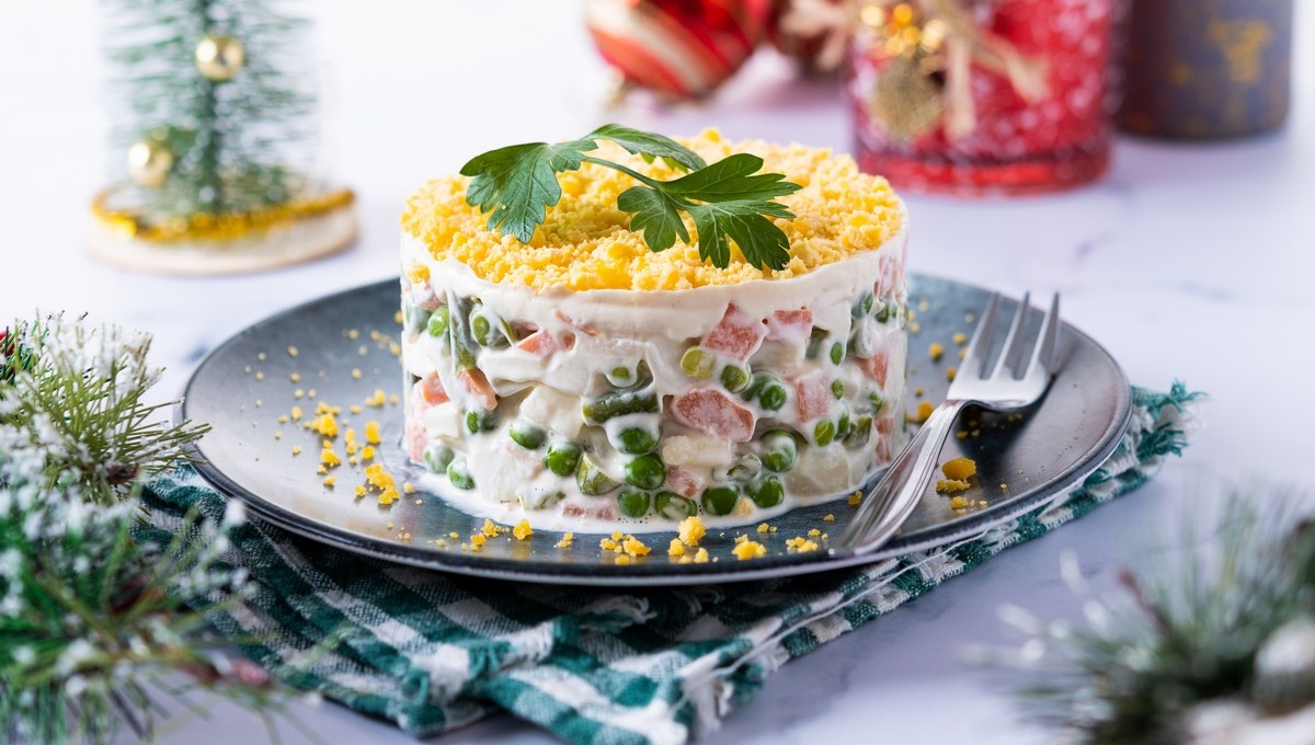 Как долго хранить новогодние салаты без риска для здоровья