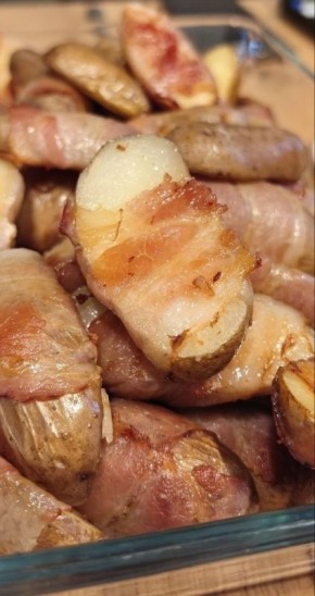 Картофель в беконе: закуска, которая вернёт вас в детство