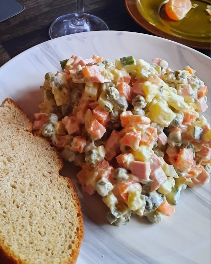 Кому выгодно: самодельный или готовый салат оливье?