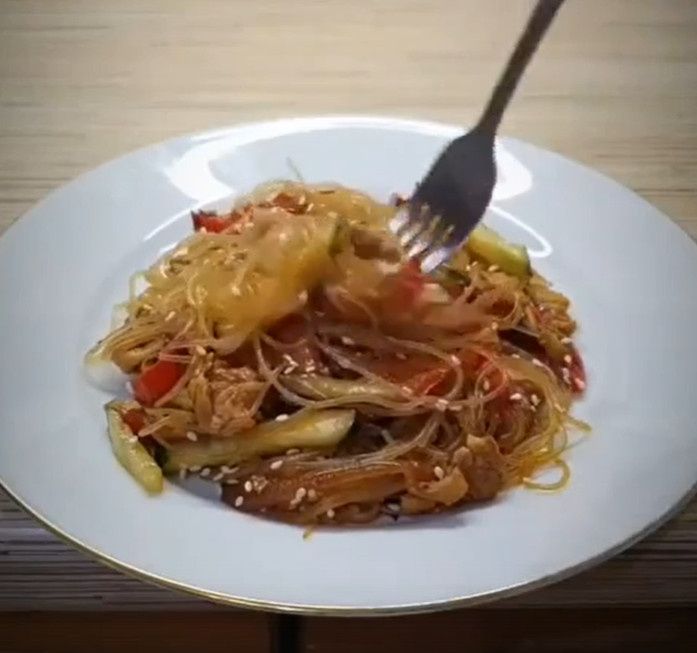 Невероятный ужин за полчаса: фунчоза с курицей и овощами