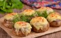 Фаршированные шампиньоны: простая закуска для любого стола