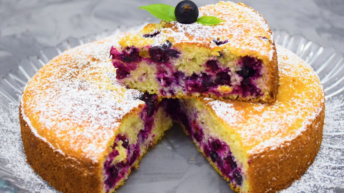 Воздушный манник на кефире с ягодами