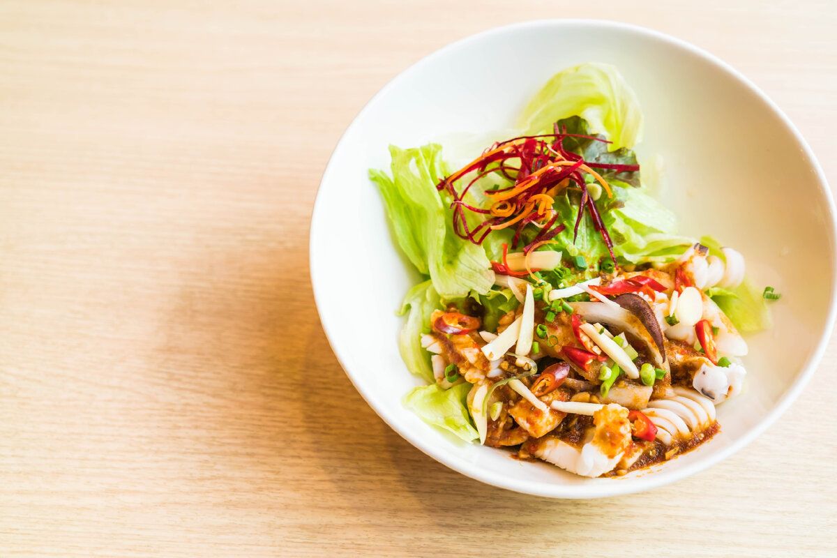 Куриный салат по-азиатски с вишнево-ореховым акцентом