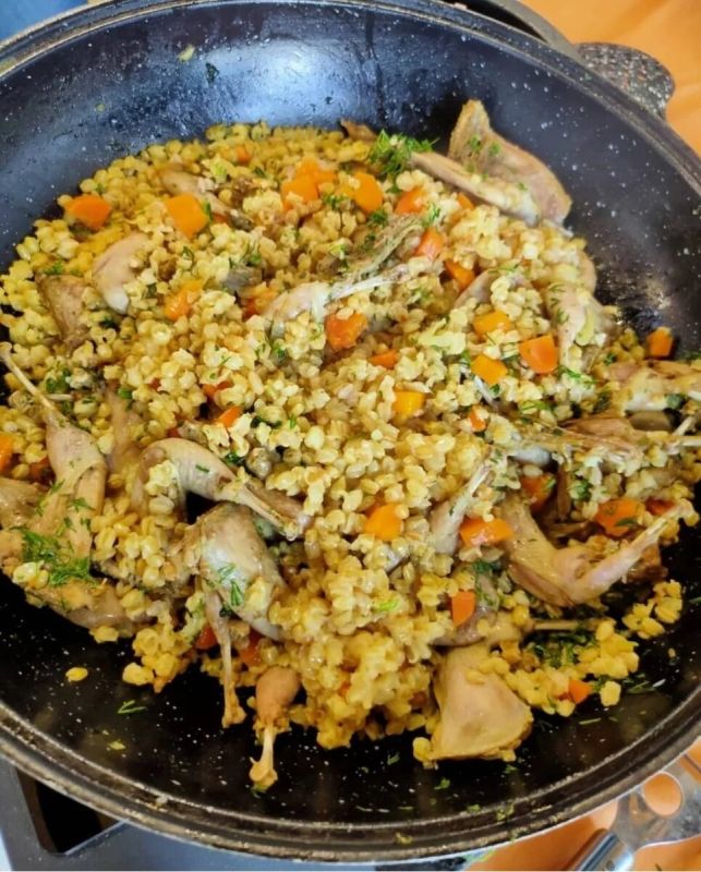 Сытное блюдо к празднику: перепела с полбой