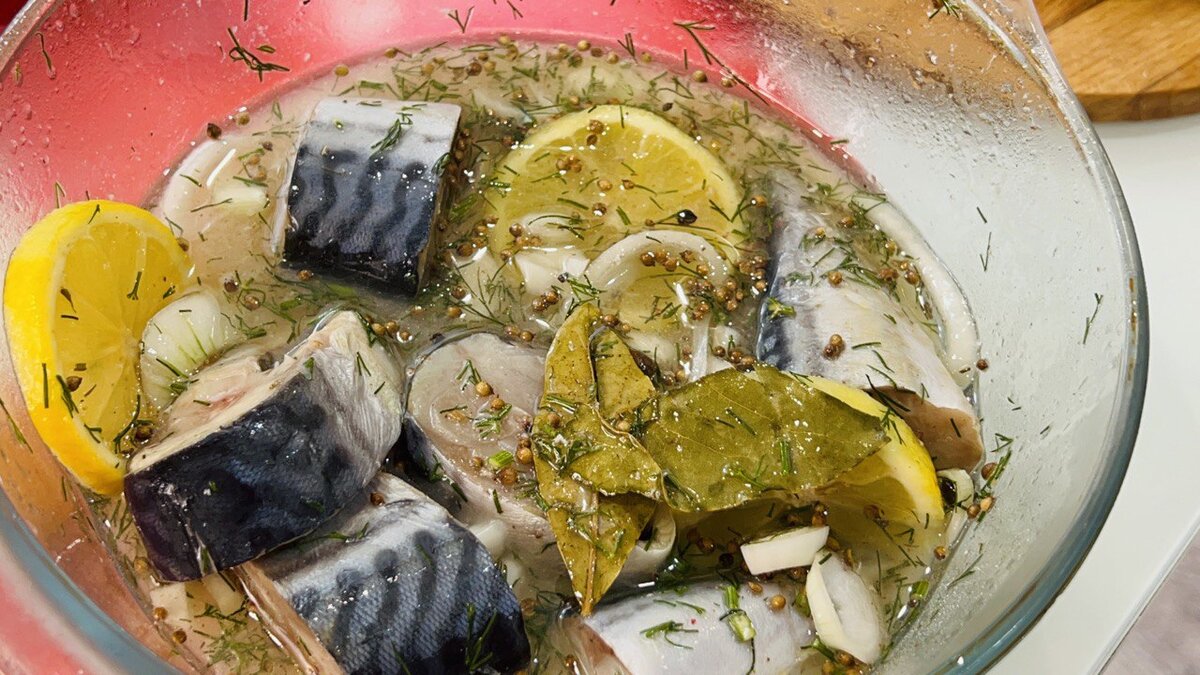 Ароматная скумбрия в лимонно-луковом маринаде: идеальный рецепт на любой случай