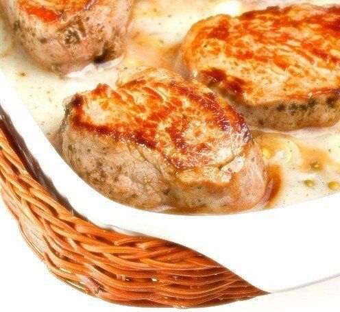 Сочные свиные отбивные в сливочном соусе