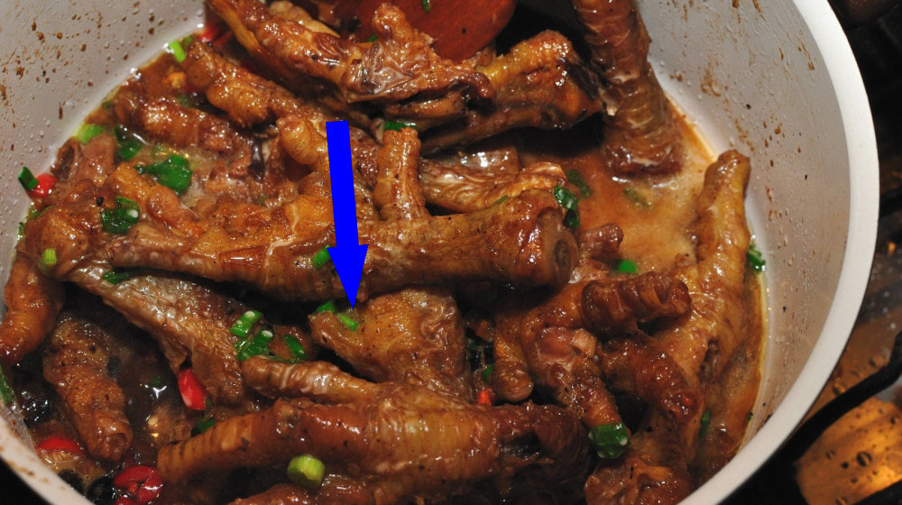 Интересные гастрономические парадоксы: куриные лапы в Китае и их непредсказуемая цена