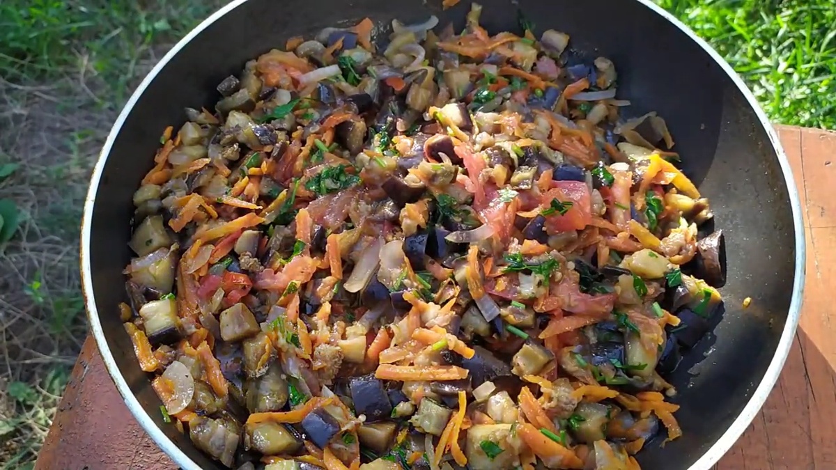 Радуйте себя ярким овощным рагу из баклажанов