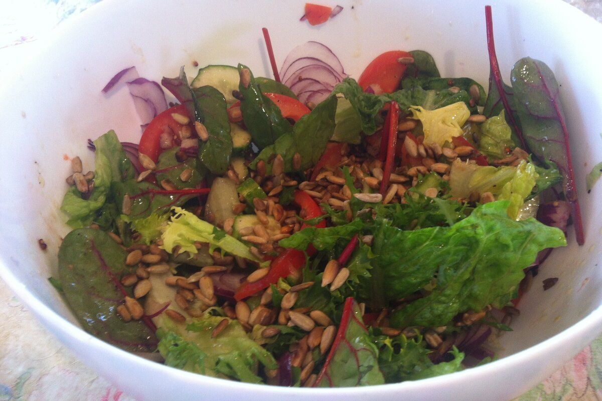 Идеальный салат с авокадо и хрустящими семечками