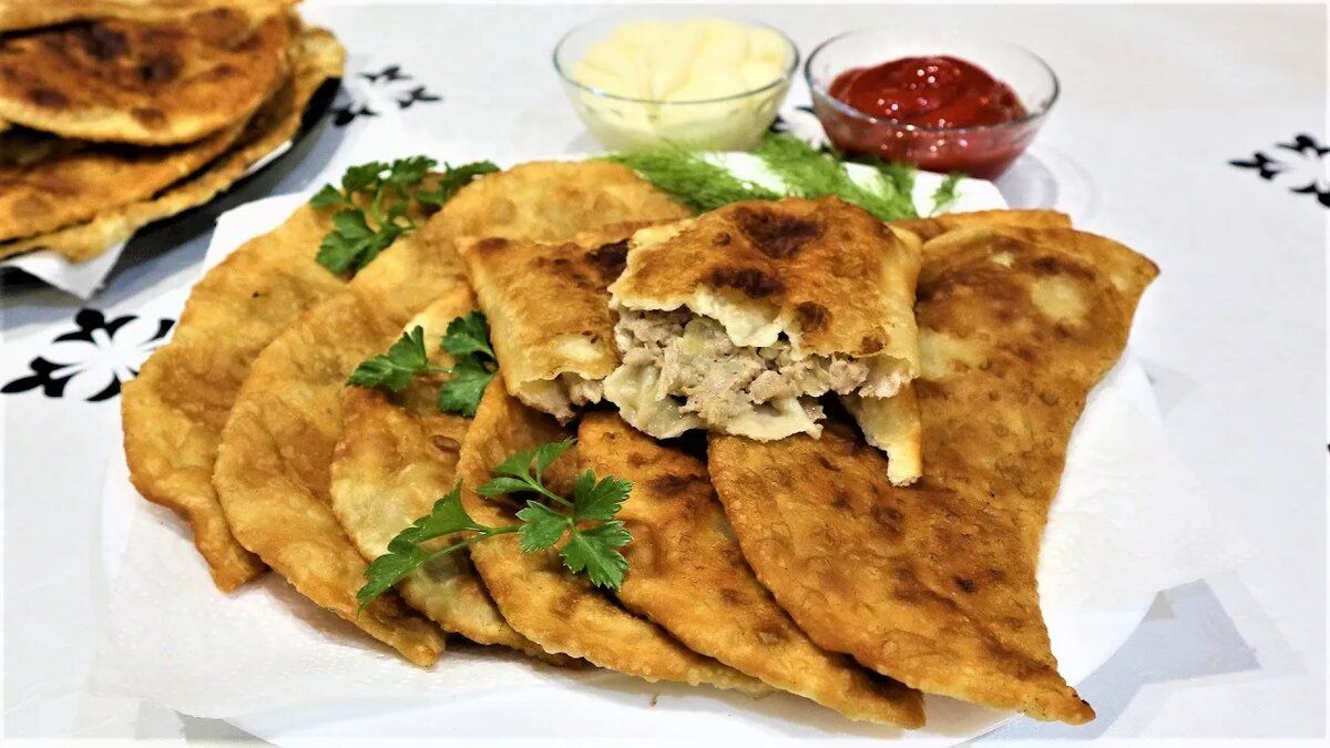 Секреты идеальных домашних чебуреков: как приготовить тесто и начинку