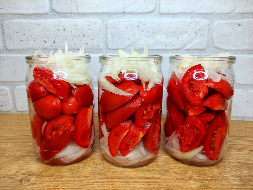 Вкусные идеи для зимних заготовок: томаты по-фински и изысканный баклажановый салат