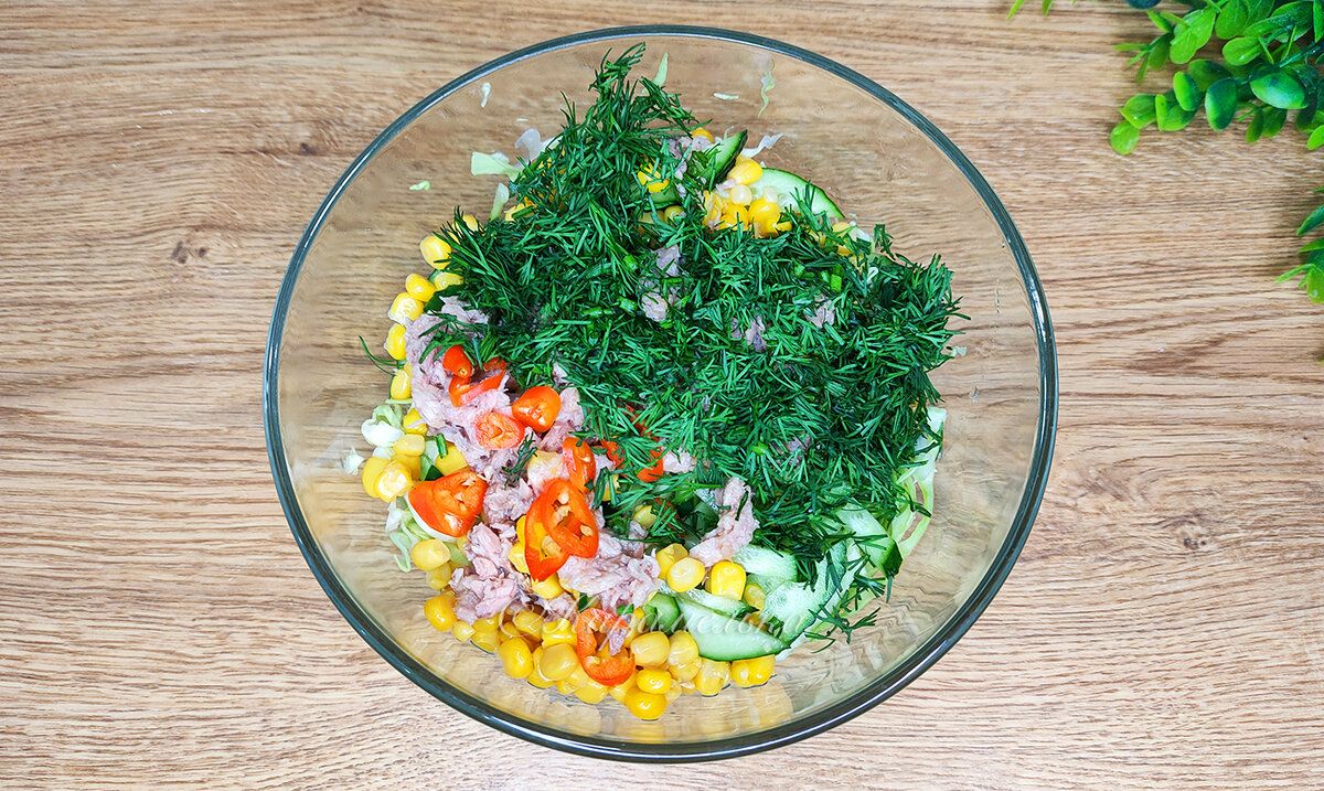 Легкий и вкусный салат из капусты и консервов для любых случаев