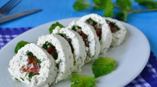 Нежные рулеты из творога с помидорами: лёгкость на столе