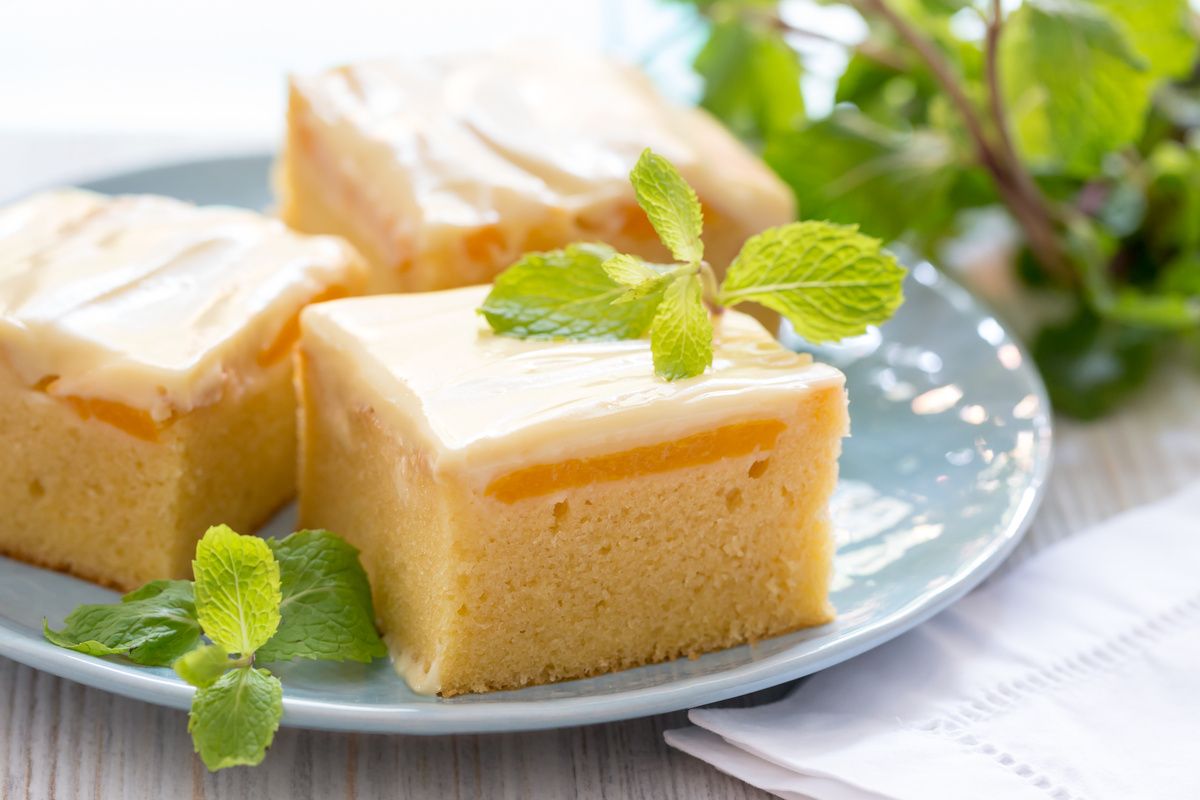 Как испечь вкусный пирог с консервированными персиками