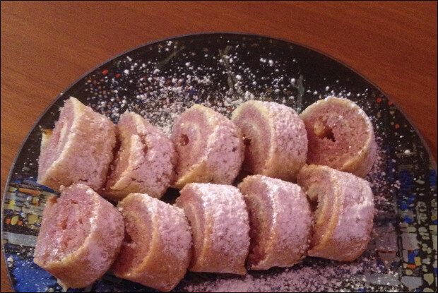 Нежный бисквитный рулет к чаю: быстро и вкусно