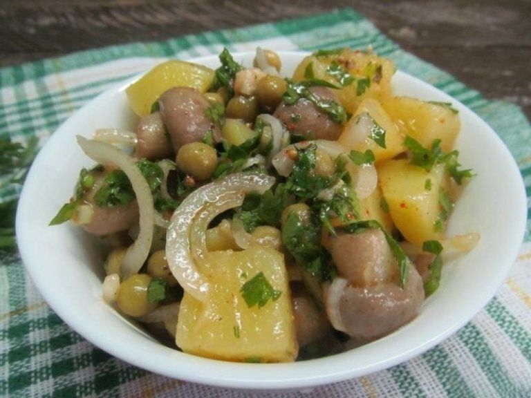 Теплый салат из картофеля и грибов, который станет вашим любимым блюдом