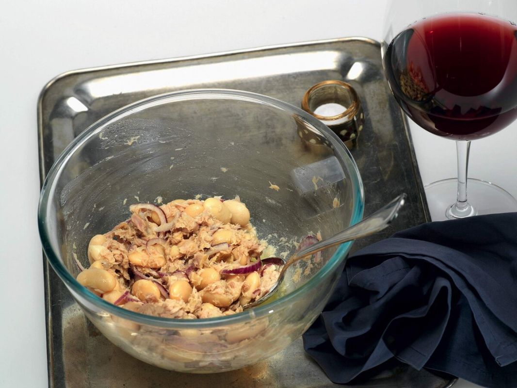 Вкусный салат из фасоли и тунца за 4 минуты