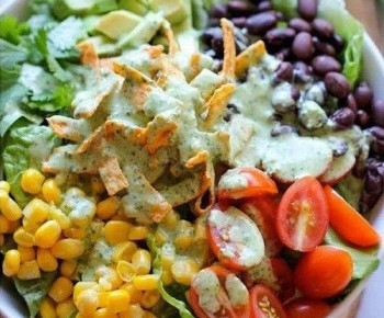 Яркий салат с фасолью и авокадо для здорового питания