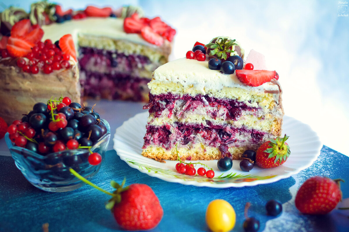 Ягодное лето: восхитительный торт с творожным кремом и черной смородиной