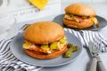 Изысканные бургеры «Мисс Америка» с ветчиной из окорока и сладким горчичным соусом