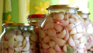 Как сохранить вкус и пользу чеснока: секреты засолки