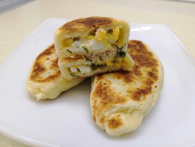 Необычные творожные пирожки с яйцом и сыром: легкий рецепт для кулинарных экспериментов