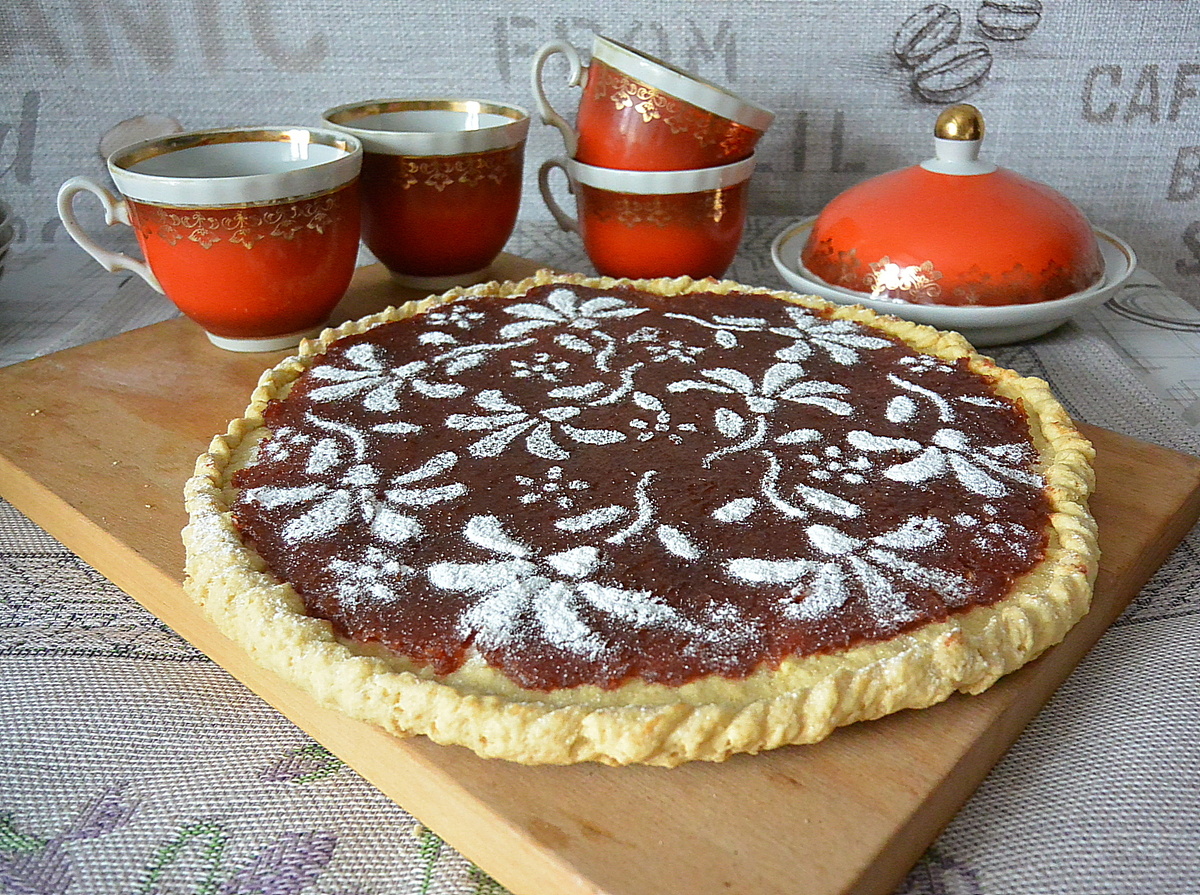 Вкусный песочный пирог с грушевым джемом: идеальный десерт к чаю