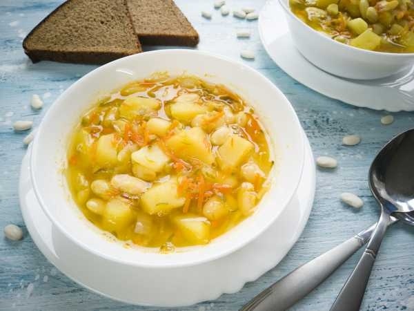 Неповторимый рассольник с фасолью и солеными огурцами