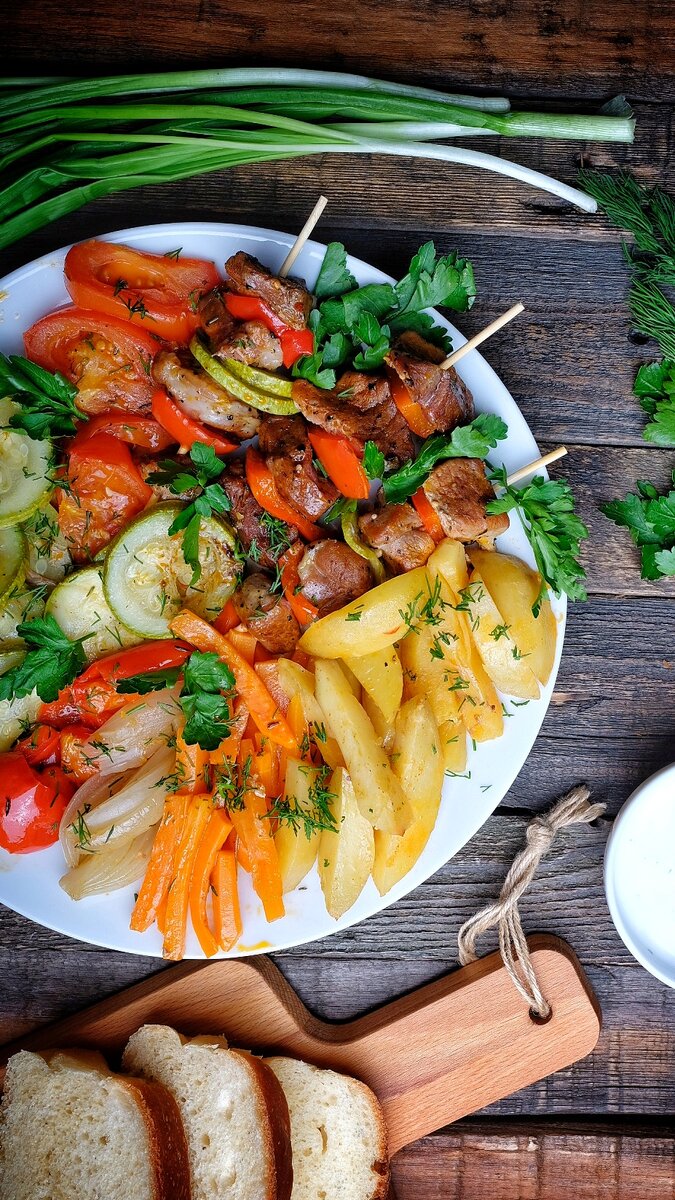 Вкусный шашлык из духовки с ярким овощным ассорти