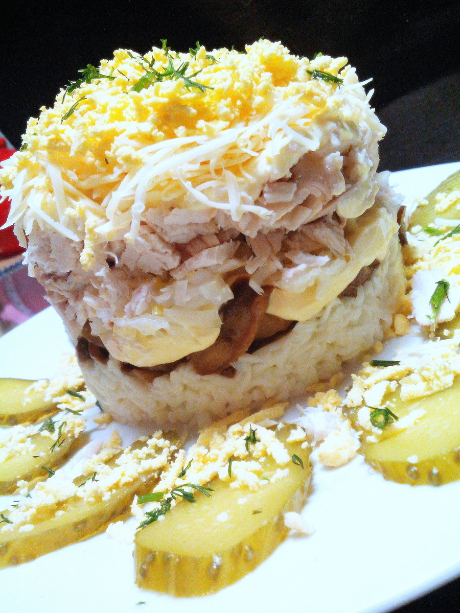 Сочный слоеный салат с курицей, грибами и пикантным луком