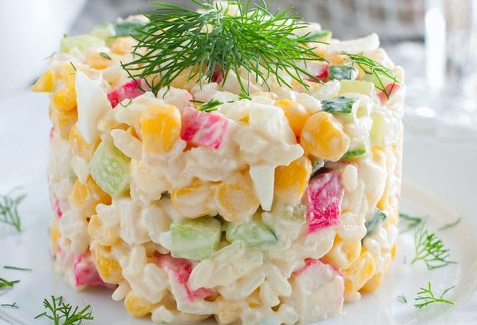 Крабовый салат с кукурузой: праздник на вашем столе
