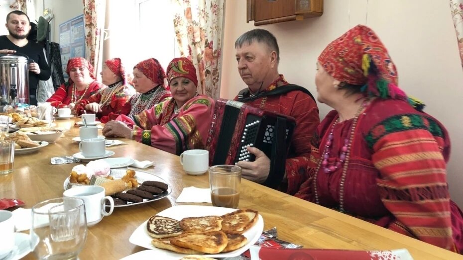 Праздничная атмосфера масленицы в Боброве: ансамбль «Пчелиновские канарейки» устроил праздник