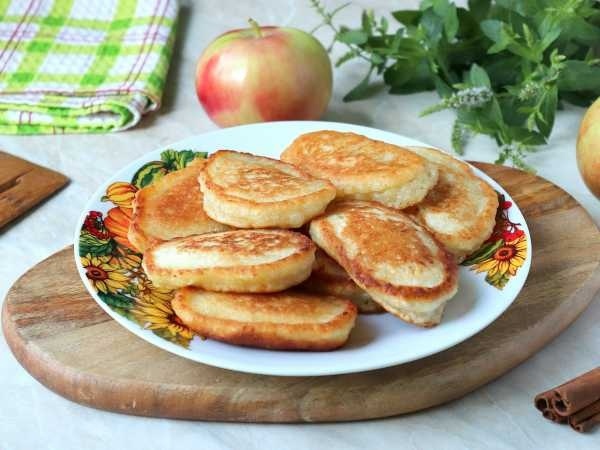 Постные оладьи с яблоками без дрожжей
