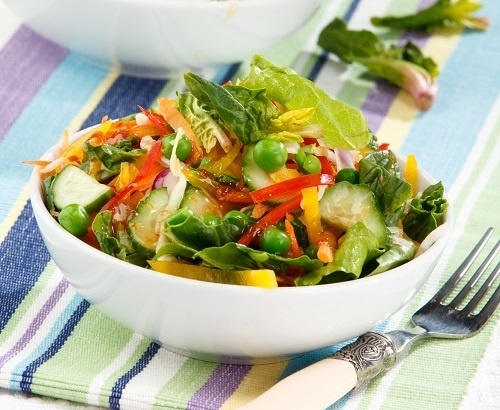 Витаминный салат с чесночно-медовым соусом