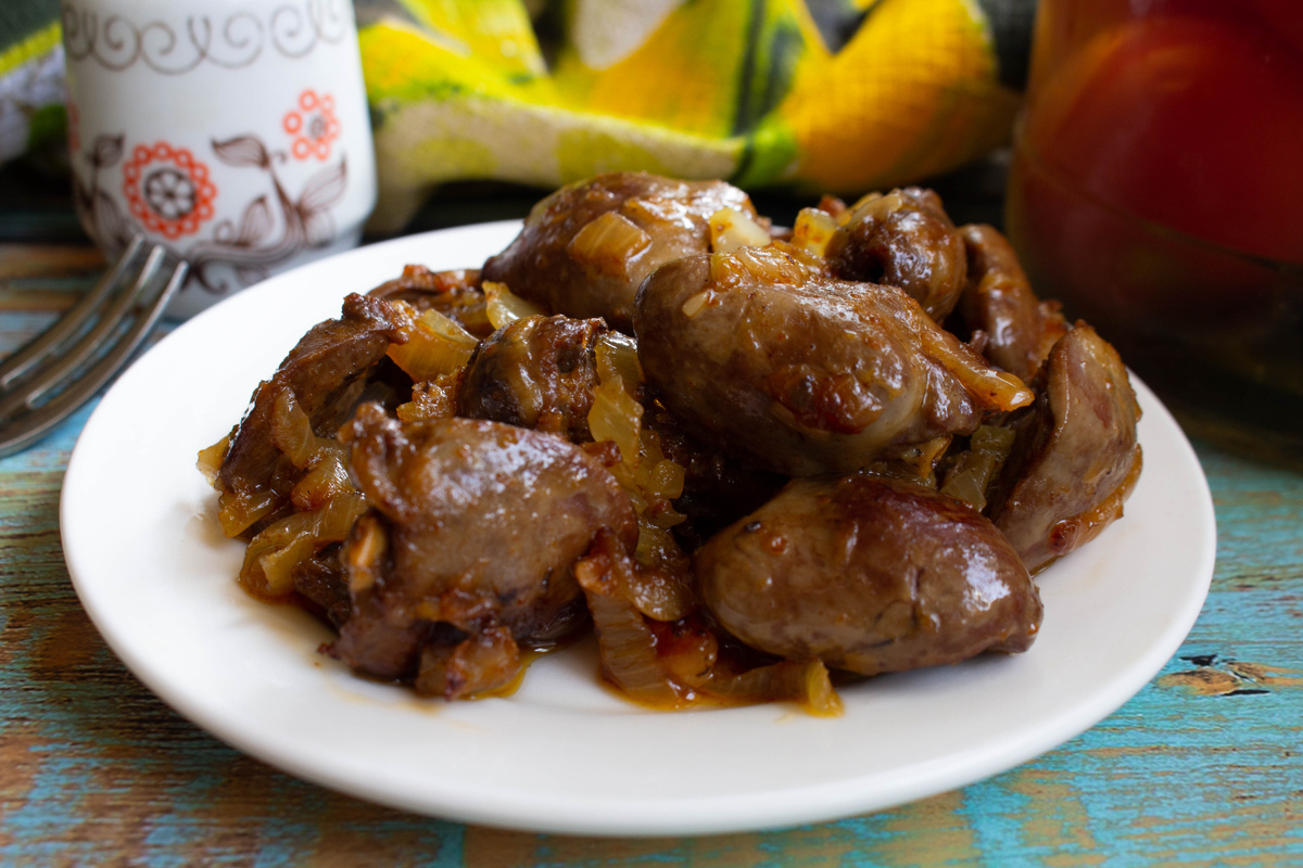 Куриные сердечки с луком и чесноком: просто и вкусно