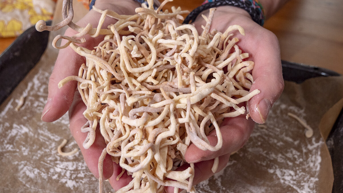 Приготовьте домашнюю яичную лапшу с удовольствием