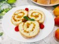 Нежный бисквитный рулет с персиковой начинкой: лакомство для гурманов