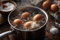 Как соль в воде влияет на варку яиц: мифы и факты