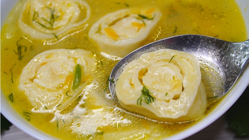 Сытный куриный суп с сырными рулетиками: просто и вкусно