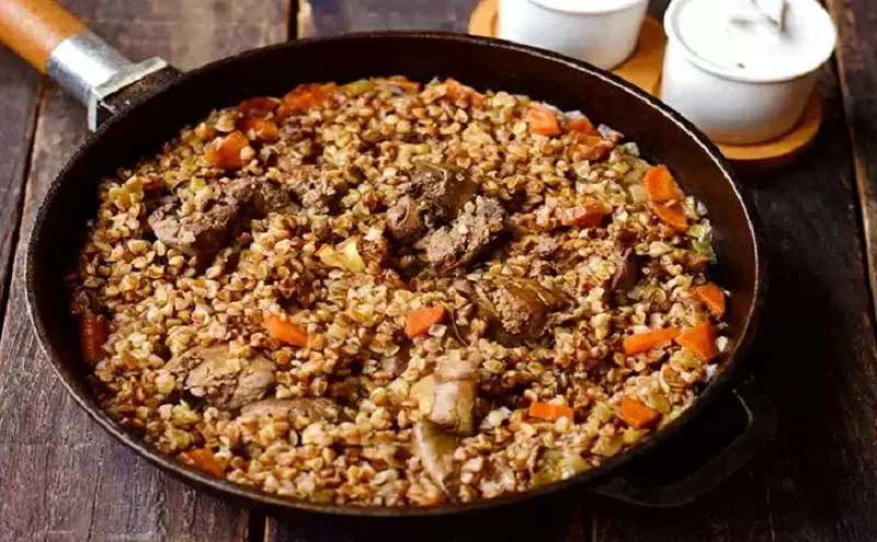 Простой и быстрый ужин: тушёная печень с гречкой в томатном соусе