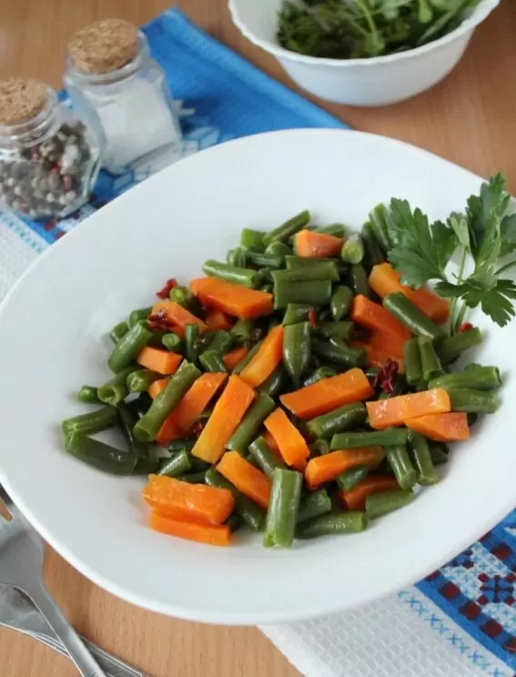 Яркий постный гарнир за 20 минут: стручковая фасоль с морковью, которая не надоедает