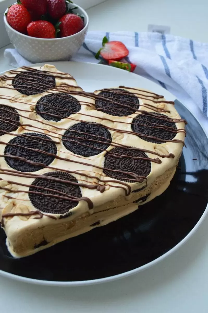 Нежный торт мороженое «Сникерс»: вкус лета в каждом кусочке