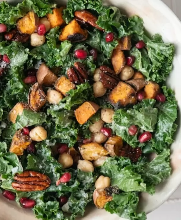 Зимний салат из кейла: простой комфорт в тарелке